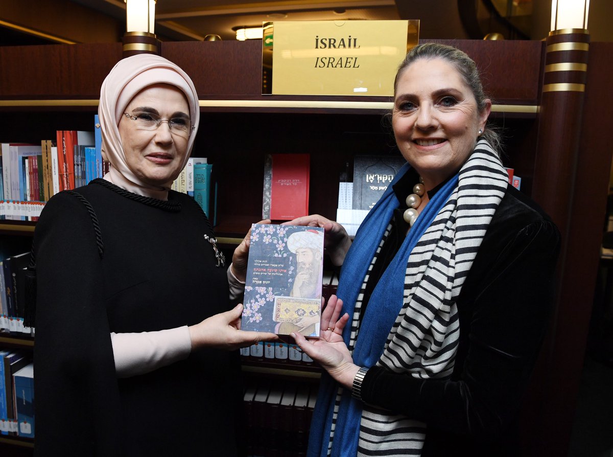 TurkiyeUrdu_'s tweet photo. ترک اور اسرائیلی خواتین اول
ترک خاتون اول امینہ ایردوان نے ترکی کے دورے پر آئے اسرائیلی صدر کی اہلیہ مچل ہرزوگ کے ساتھ صدارتی محل کی نیشنل لائبریری میں ترک خواتین آرٹسٹس کے فن پاروں کی نمائش کا افتتاح کیا
#Israel #Turkey #Erdogan https://t.co/rIYeNXpo4J