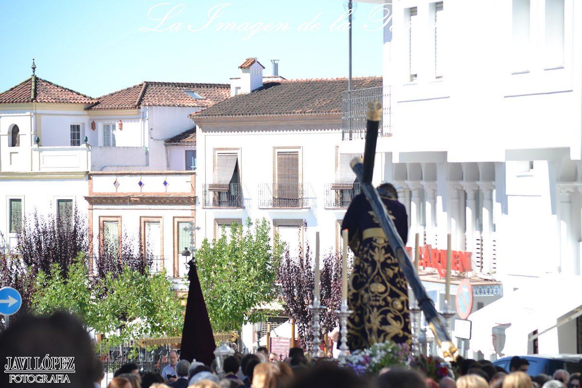 Invitamos a todos los vecinos de las calles por las que transcurrirá el Vía Crucis a exornar puertas y ventanas como muestra de nuestro amor a Cristo. 
📷 Javier López