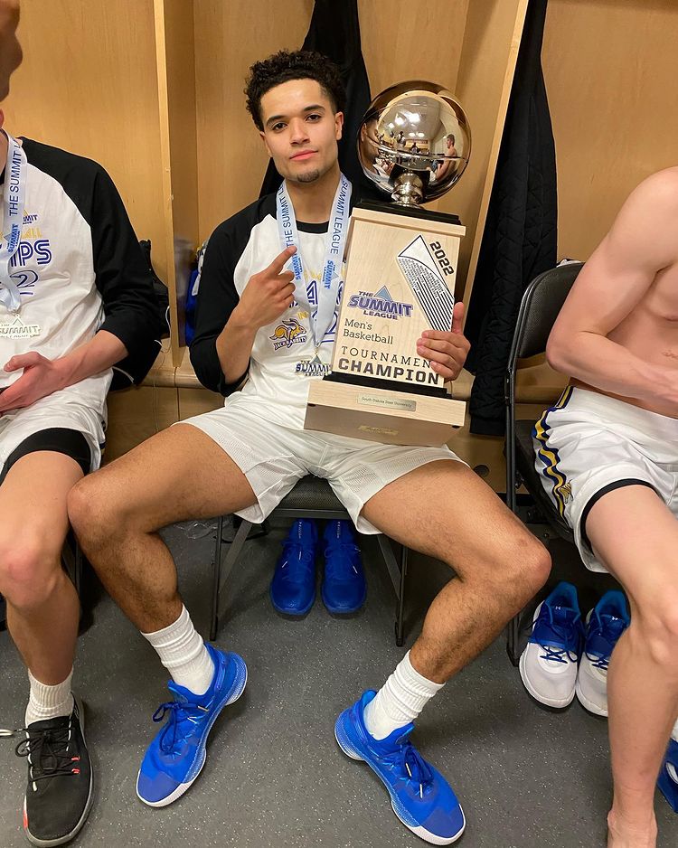 LegacyLeague1's tweet photo. Congrats to Legacy League Athlete Matt Mims on winning the Summit League Basketball Championship. We are so proud to support you as a NIL sponsor and NFT developer. #SummitLeague #SummitMBB #MarchMadness #LLNFT #GoJacks #NIL https://t.co/HsTwaDjKAA