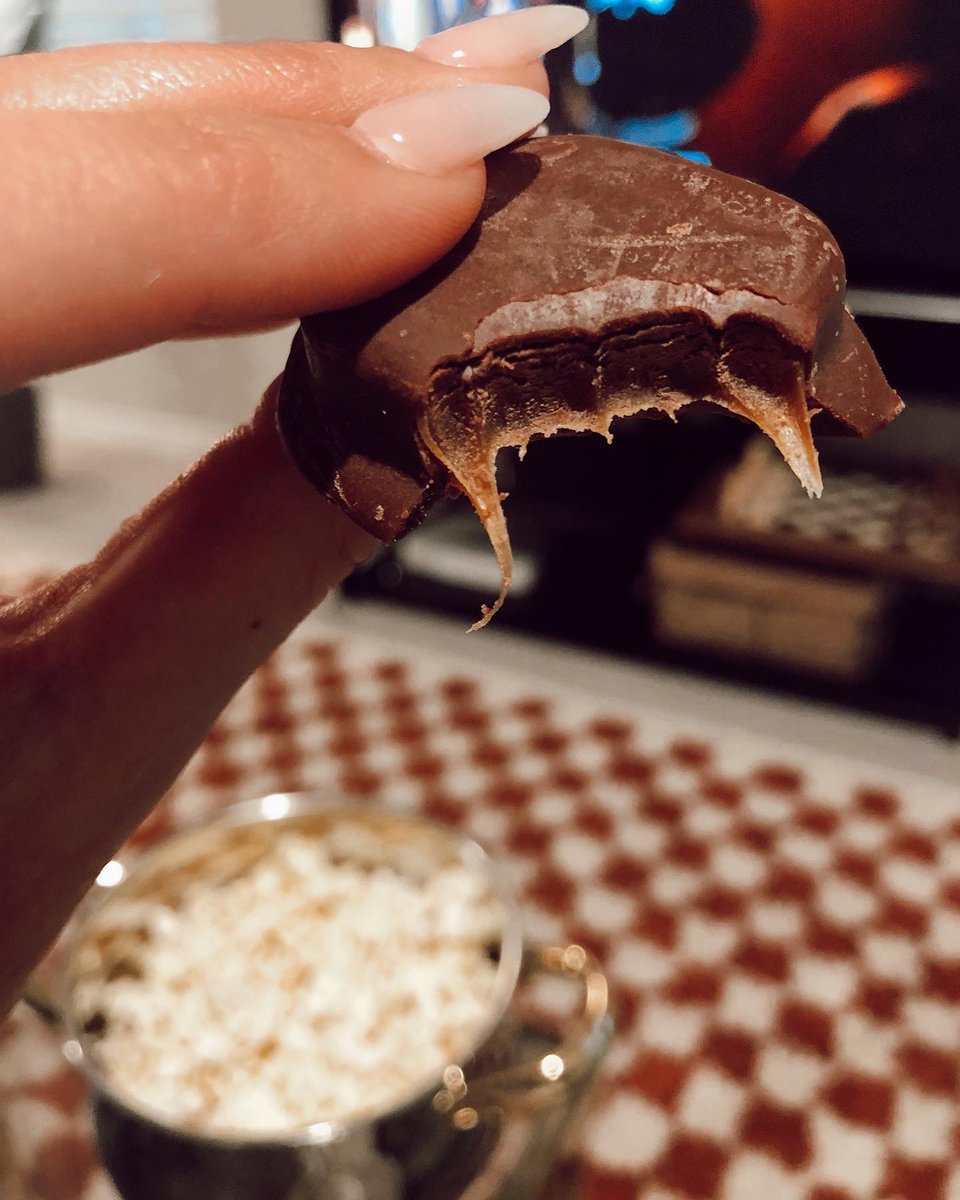 The perfect keto-friendly Netflix night! What's your go-to show?

#ketochocolate #netflix #lowcarbdiet #chocolatebar