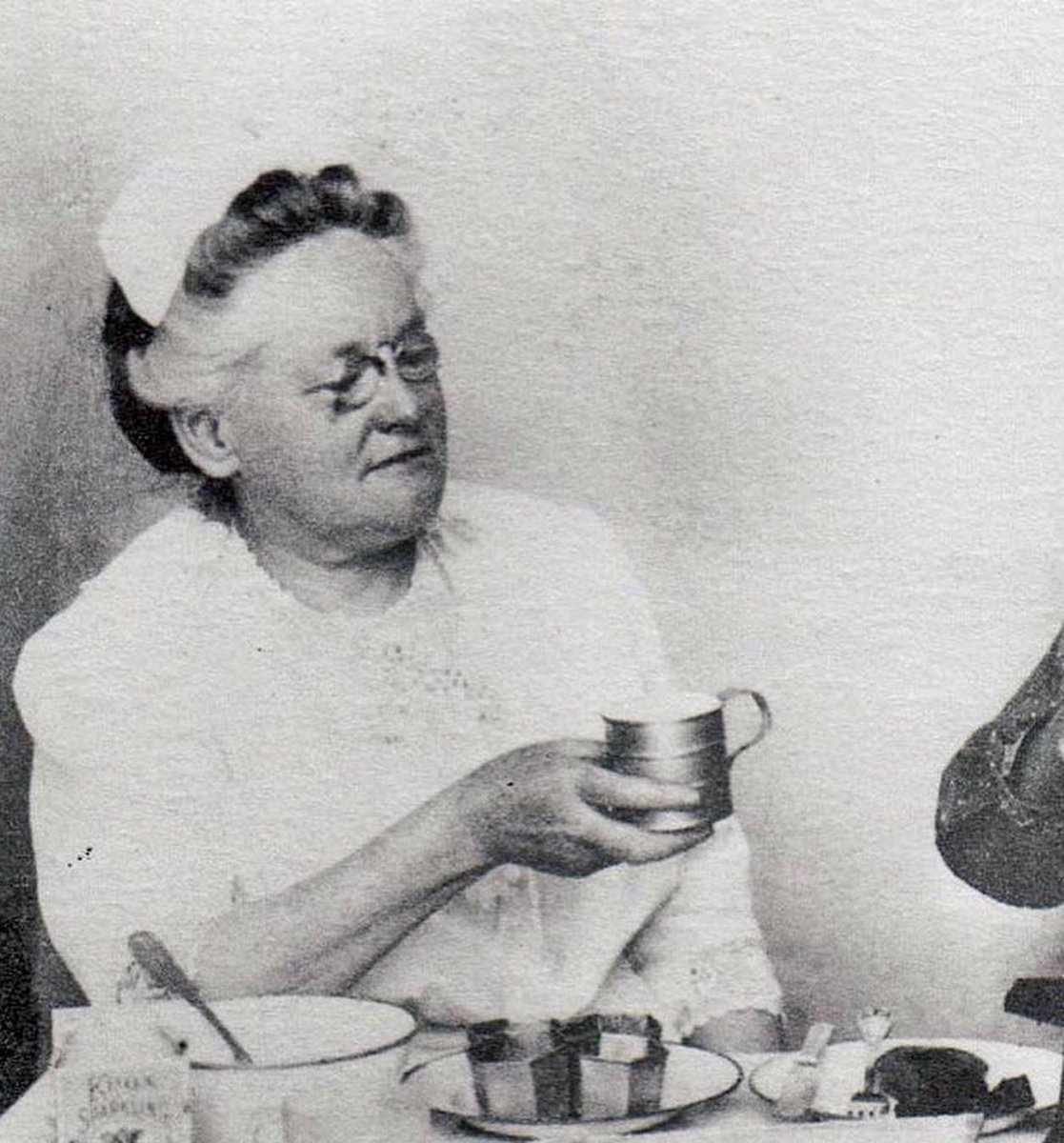 fou2food's tweet photo. 3 Femmes qui ont marqué la cuisine :👩🏻‍🍳

✨Julia Sedefdjian✨
À 22 ans, elle est devenue la plus jeune chef étoilée de France !

✨Eugénie Brazier✨
Première femme à avoir obtenu 3 étoiles au Guide Michelin 1933.

✨Fannie Merritt Farmer✨
A écrit le 1er best seller de cuisine. https://t.co/xxpGoIiaMh