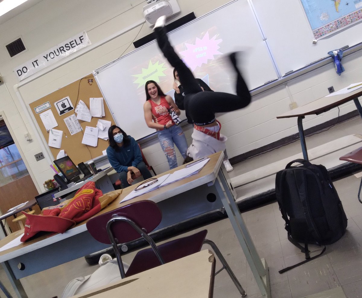 vgioffrejr's tweet photo. #ShowAndTell in #Room234...
@arionnajaelyn hittin' a #StagHandStand while @cadencesarni flexes and @haleyzampella critiquing @Edison_HS! https://t.co/b7goP9RsZC