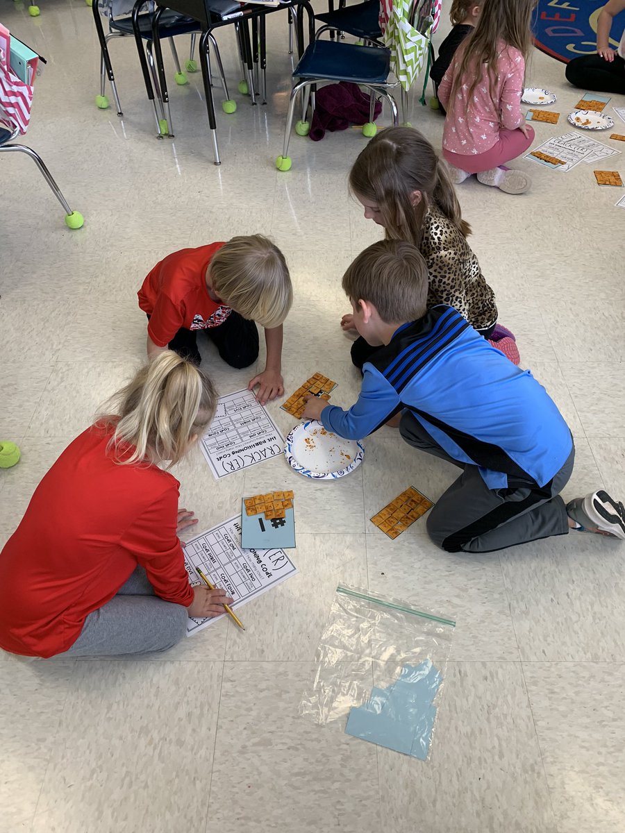 kingmia5's tweet photo. Using quadrilaterals to partition rectangles. Working on calculating the amount of Cheez-Its using columns, rows and multiplication. ➕✖️🧮@MES_Mustangs https://t.co/SBo0Fud13i
