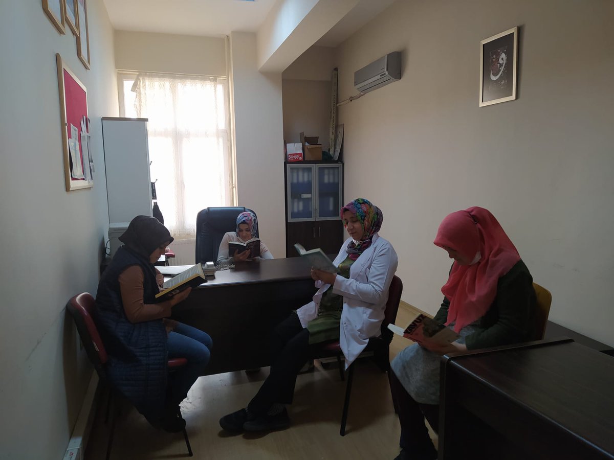 HavvaPolat0835's tweet photo. Kitaplar kendinize ve başkalarına saygı duymayı öğretecek  yüreği ve aklı,  dünya ve insanlık sevgisiyle dolduracaktır.” #osmaniyeokuyor @osmaniyeilmem @ALBAKAydn https://t.co/9ghcjzfglp