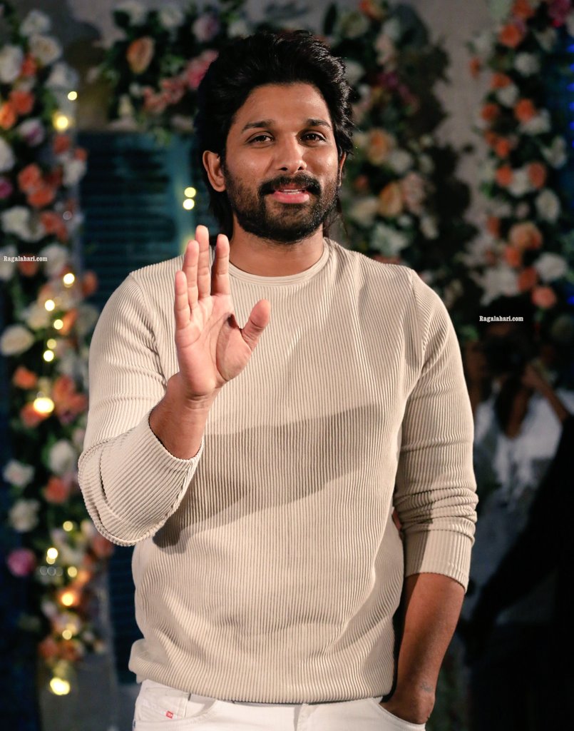 AlluArjunfansST's tweet photo. #EtharkkumThunindhavan is all set to hit the theatres on Today 🔥
Best Wishes To @Suriya_offl sir and Entire Team of Etharkkum Thunindhavan.Let it become a big Blockbuster 🥳
Best Wishes From @alluarjun Fans South Tamilnadu ✌️
#ETFromTomorrow https://t.co/ymaPnKWifd