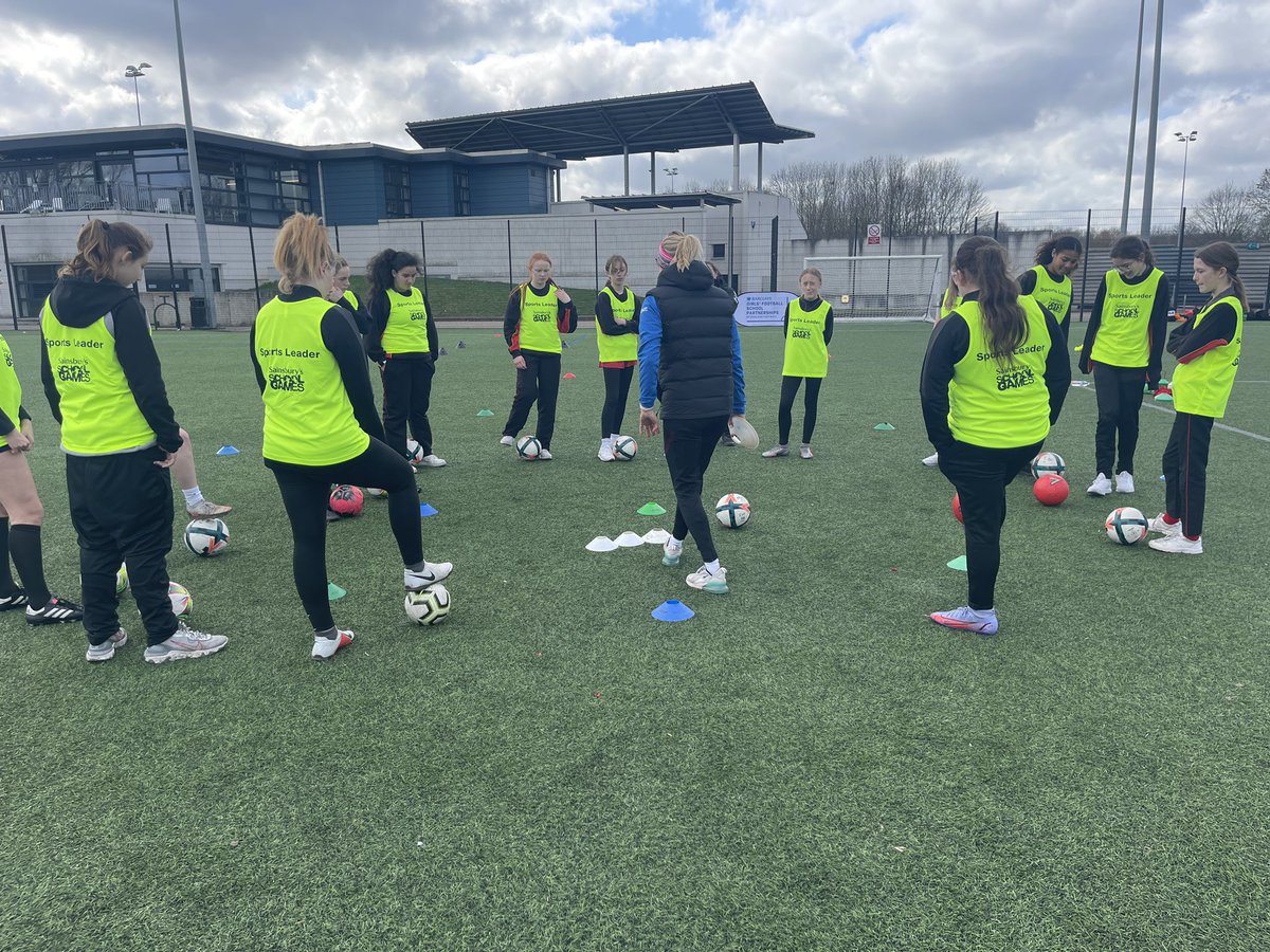 BexSchGames's tweet photo. What an afternoon of football, over 70 girls from across @LBofBexley enjoying the sport. Thanks to everyone who ensured so many girls had a positive afternoon of activity #LetGirlsPlay @BarclaysFooty @KingHenryPE @TownleySports @WellingGirls @CAFCTrust https://t.co/PksHcWFnQK