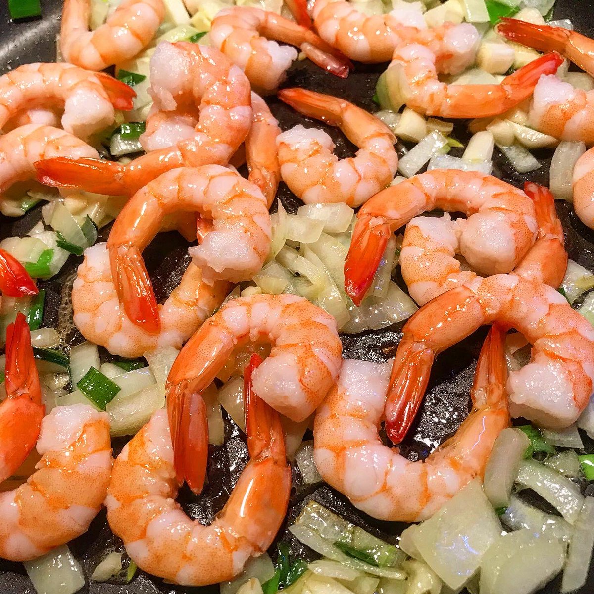 SweMetalChef's tweet image. Shrimp…it out! \m/ #slipknot #shrimp #pasta #headbang #kitchen #loud #growling