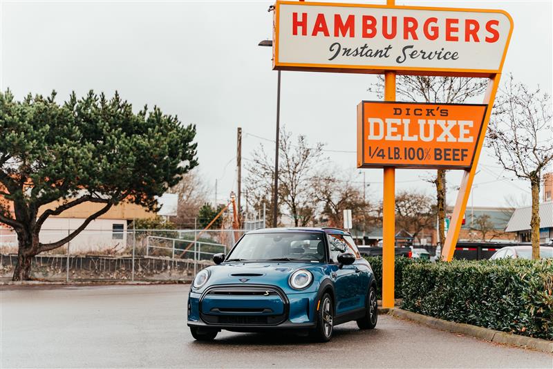 Seattle_MINI's tweet photo. Never let it rain on your lunch plans. 🍔 ☔ 
-
-
-
-
#MINI #SeattleMINI #MINICooper #MINIE #Seattle #DicksDrivein #Dicks #LocalSeattle #LakeCity #Rain #Travel #Travelblog #TravelVlog #SeattleFood #Food #Yummy #SeattleTravel #Rain #Lunch #Follow #Like https://t.co/y1DcKcQbW1