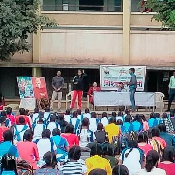AbvpPaschimMaha's tweet photo. आज बारामती शहराच्या वतीने जागतिक महिला दिनाचे औचित्य साधून 'मिशन साहसी' या उपक्रमाचे आयोजन करण्यात आले. या उपक्रमात विद्यार्थिनींना स्वसंरक्षणाचे धडे देण्यात आले. https://t.co/meVIrpsRZ8