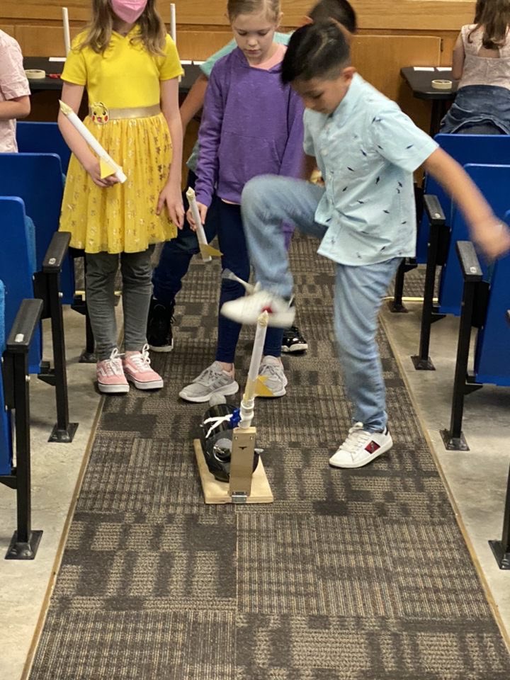 WhitleyRoadES's tweet photo. Thank you @Perot_Learning for bringing your Tech Truck team to our school today. Our students had a “blast” making paper rockers and their faces “lit up” making circuits! @KellerLibraries #celebratekisd https://t.co/zGDznoOFla