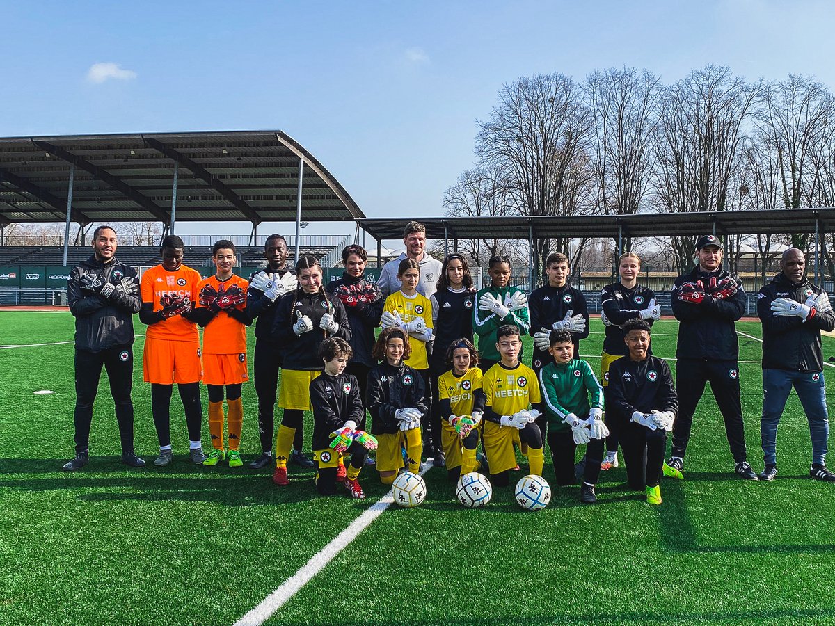 RedStarFC's tweet photo. Le week-end dernier, les gardiens U10 à U15 de l’asso du @RedStarFC ont pu réaliser une séance spécifique avec Ludovic Butelle à Marville. Un partage d’expérience riche pour nos jeunes qui ont pu s’entrainer dans les meilleures conditions ! #RedStarAsso https://t.co/A2XEbrocNC