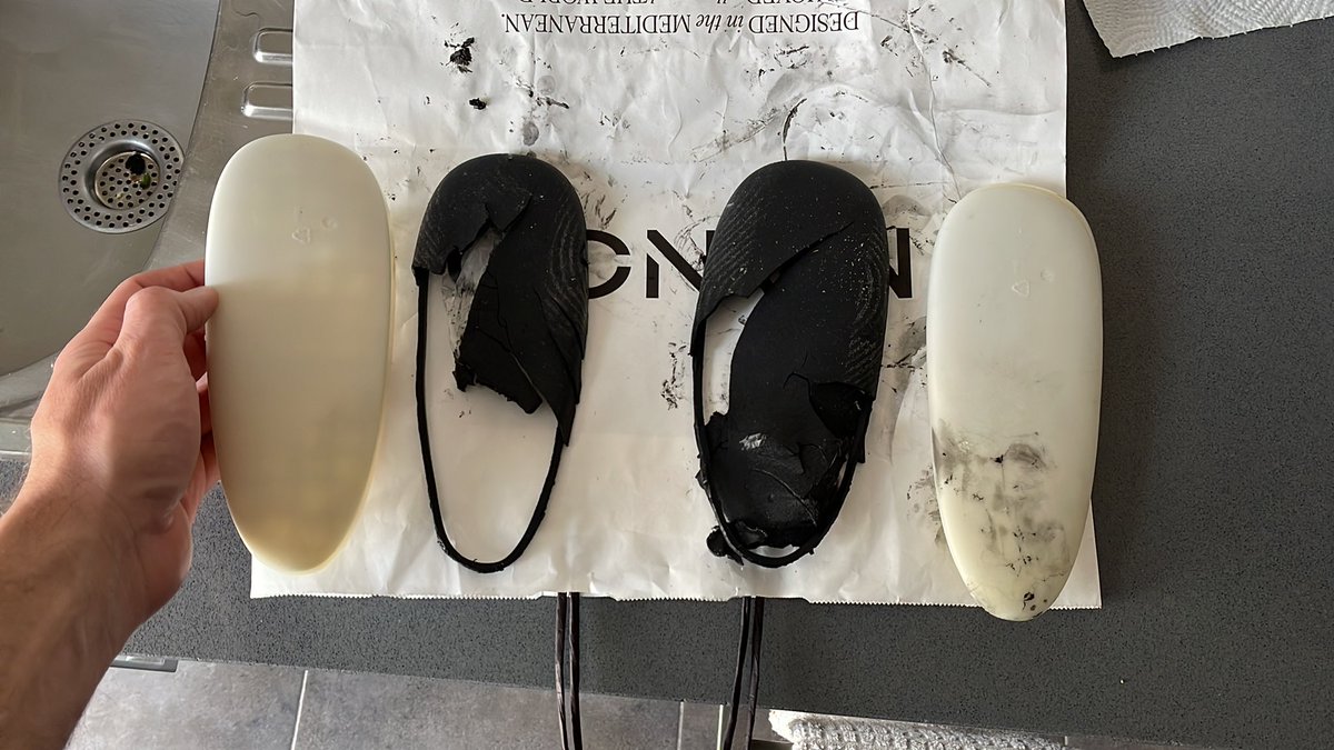 ra3ar5i's tweet photo. @Flokk_UK how this can happen to the arm rest top.? It seems that have bulkanized after 7 years of home use of a RH LOGIC 400 https://t.co/KWOiHYnNUe