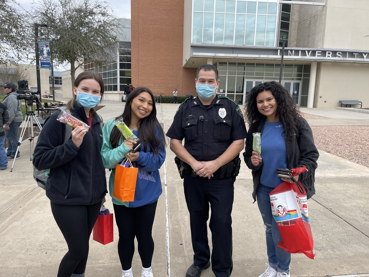 melsbar's tweet photo. Wild N Wacky Wednesday going on now at the East Lawn (next to UC).

Join us for Paletas con Policias! 

Flavors available:

Cookies N Cream
Chocolate
Horchata 
Strawberry
Coconut
Watermelon
Lime
Banana
Pecan
Chamoy

#tamuccupd #wildnwackywednesday
#paletasconpolicia https://t.co/sjz9ptdSZq