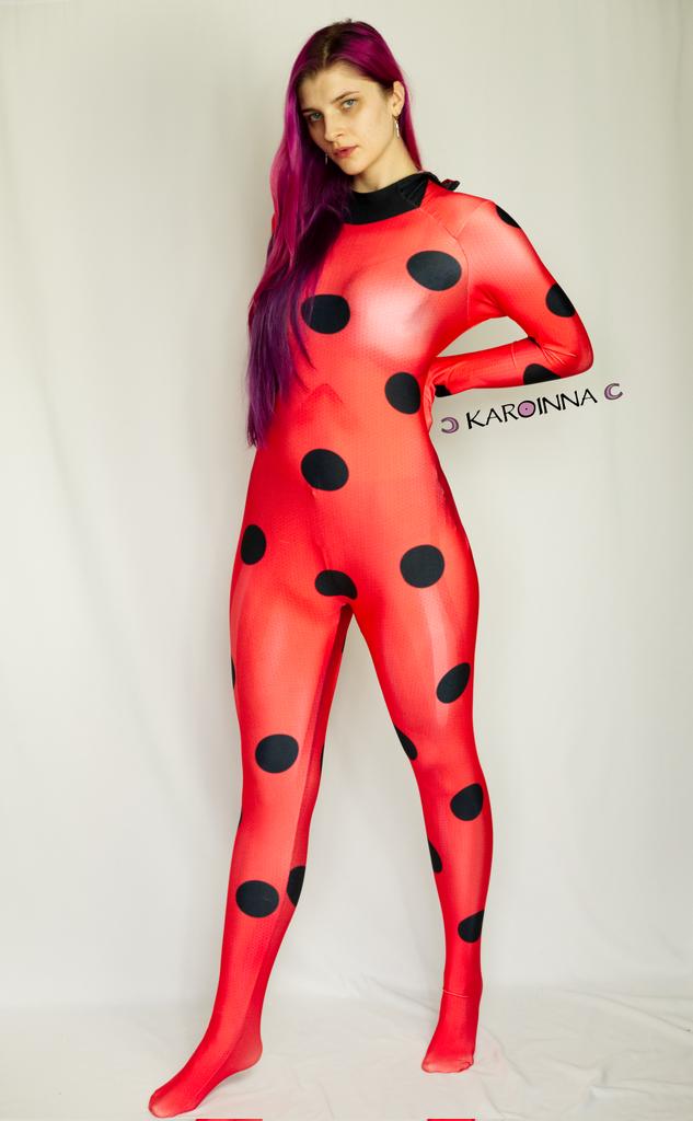 Karoinna's tweet photo. #ladybug 🐞 #cosplay commission!
The suit is here! Photo sent and approved by my customer so I can now share with you guys 😁
Now finish the mask, add ribbons to the wig and the costume is done!! 😁
#wipwednesday #cosplayinprogress #miraculousladybugcosplay #mlbcosplay https://t.co/gnzFLyocJs