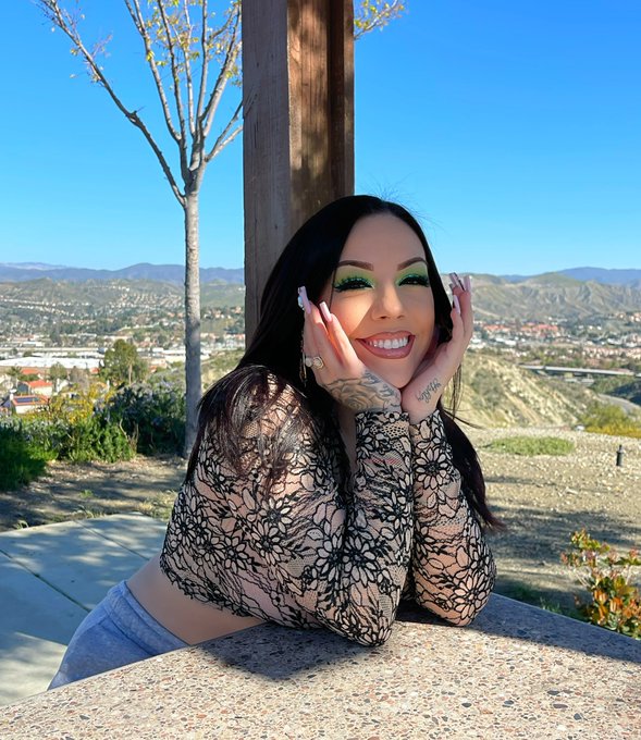 Currently enjoying the sun 💚 https://t.co/ZNrnKGM34k