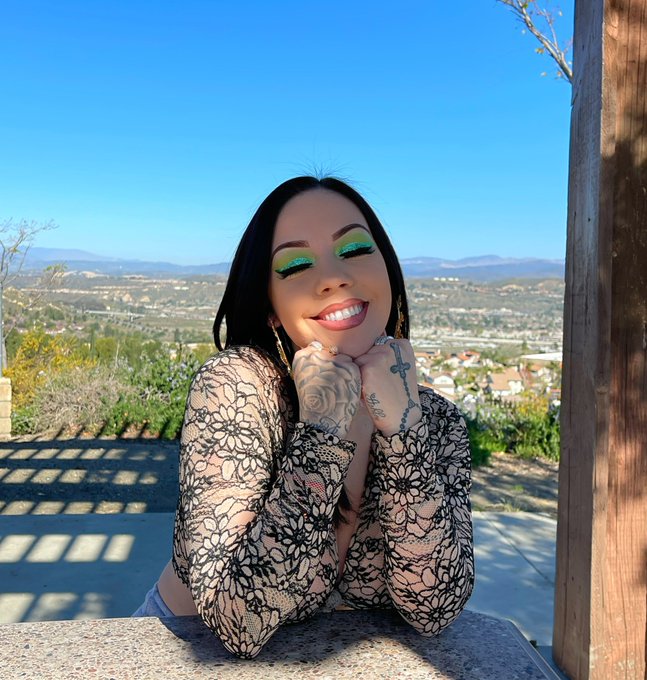 Currently enjoying the sun 💚 https://t.co/ZNrnKGM34k