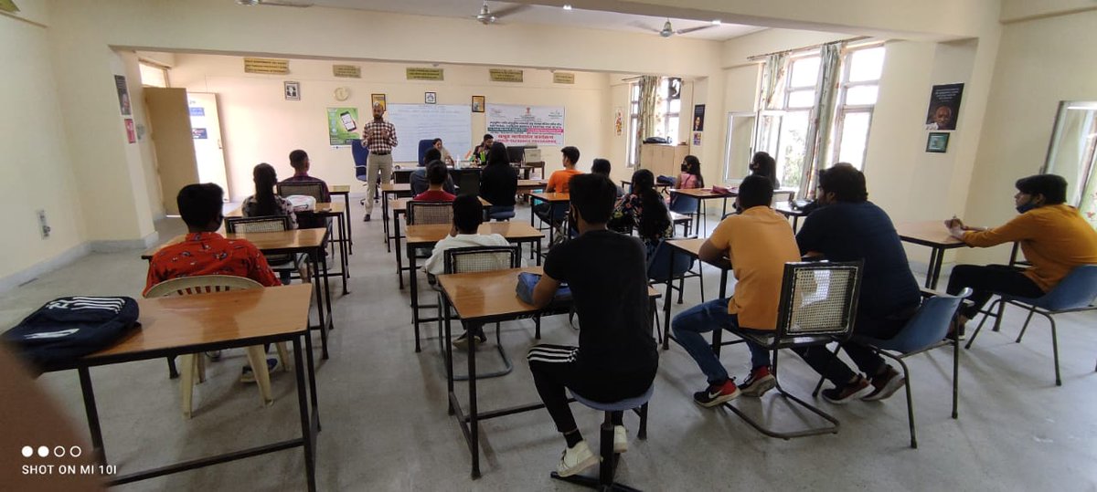 MYBEastDelhi's tweet photo. #AzadiKaAmritMahotsav
Guest lecture taken by DYO on Career guidance and Confidence building as part of Azadi Ka Amrut Mahotsav boost at National Career Service Centre for SCs/ STs,Ministry of Labour &amp; Employment, Govt of India at VRC Building, Karkardooma.
@Nyksindia @YASMinistry https://t.co/gOLSzwyrkx