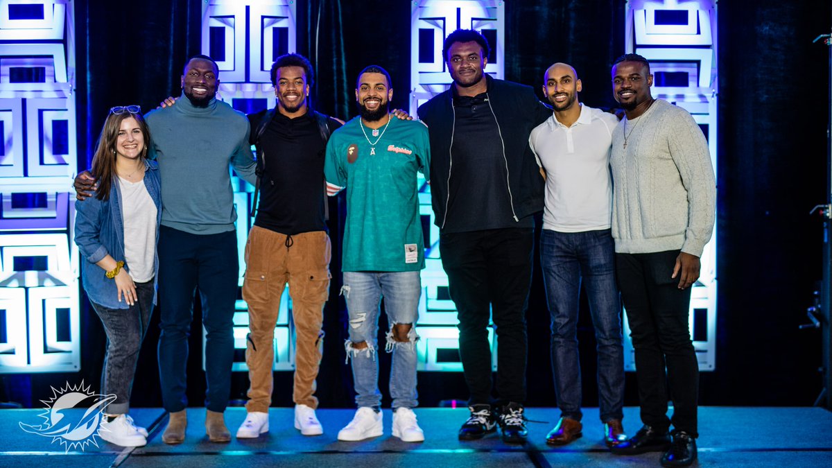 cnndspnch's tweet photo. Andrew &amp; Sophia had a blast at this year's @MiamiDolphins #BusinessCombine building New Business pitch decks with the players. You can read all about their time (and winning presentation!) on our blog at: https://t.co/tcz2Q3y3E3 https://t.co/TkcnJHSkPE