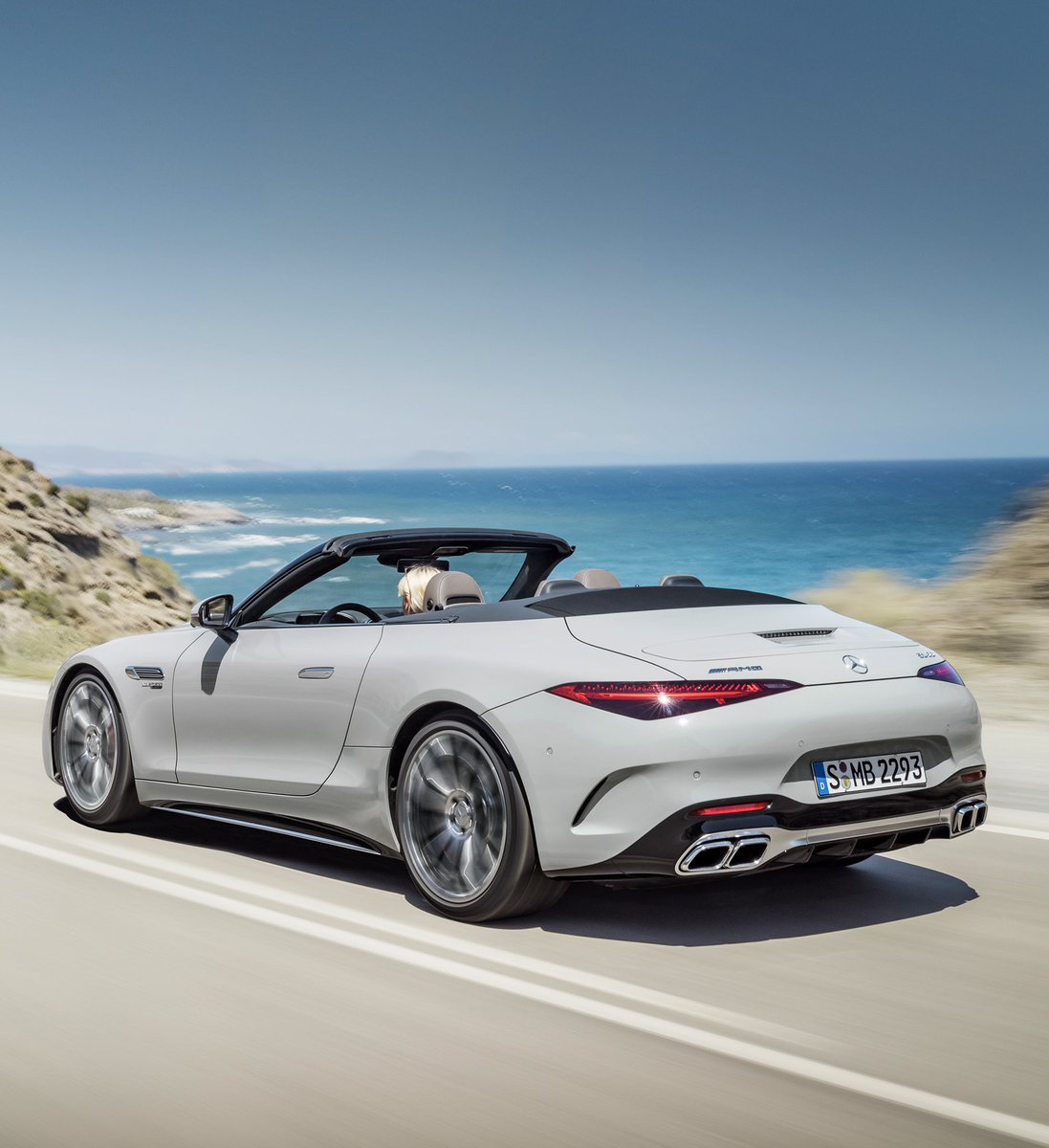 F1Mike28's tweet photo. The new Mercedes-AMG SL „An Icon Reborn“.

@MercedesAMG „One man, one engine“. https://t.co/u4CCJsvspd