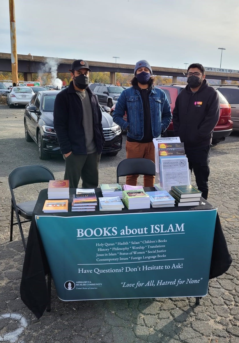 AhmadiyyaDC's tweet photo. #BOOKS about #ISLAM. RFK stadium market bookstall every Saturday 7am to 4pm. Drop by and meet our knowledgeable volunteers. #Ahmadiyya #WashingtonDC https://t.co/7BwOtecwPu