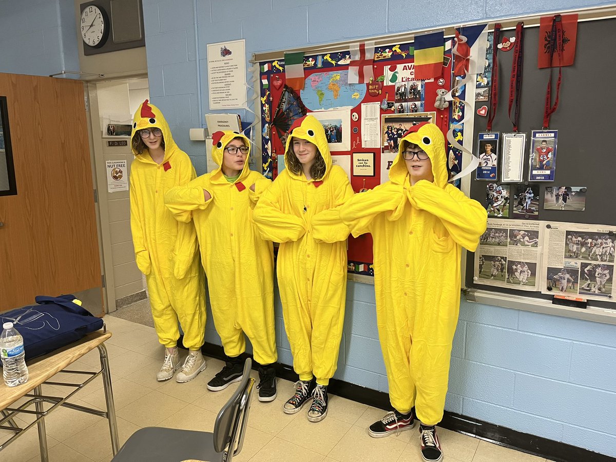 This is what it looks like when you have 4 students dressed up as “Los Pollitos”!@GFMS_info <a href="/g_gfms/">GFMS G.O.</a> @Carmelschools