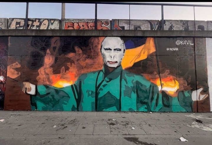 "That even though we've got a fight ahead of us, we've got one thing that Voldemort doesn't have. - Something worth fighting for."
– J.K. Rowling, Harry Potter and the Order of - the Phoenix

Art by kawuart (inst)
#Ukraine️ #Zelensky