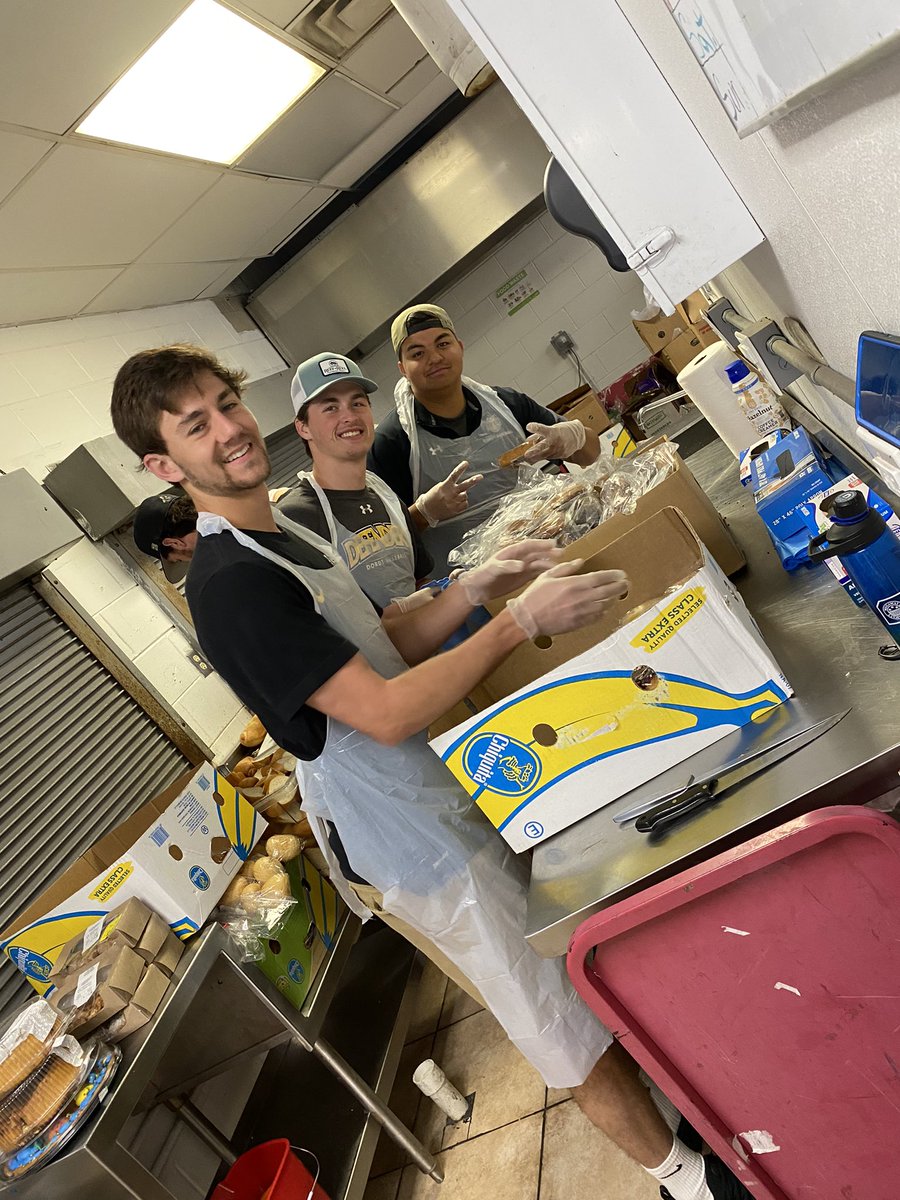 DordtBaseball's tweet photo. We had a blast this morning serving alongside the folks at Compassion Corner. Their heart for the Lord and people in need in the Orlando community was inspiring. https://t.co/MMJYemhbv6