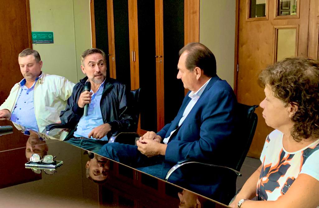 Plantar árboles y soñar con un futuro más amigable con el ambiente. 🌳 En Marcos Juárez nos reunimos con el intendente <a href="/DellarossaPedro/">Pedro Dellarossa</a> y trajimos 100 árboles autóctonos para la ciudad. Desde <a href="/cepec_ar/">CePEC</a> y la <a href="/unc_cordoba/">UNC</a> impulsamos #PlantandoFuturo, por un mundo más sustentable.
