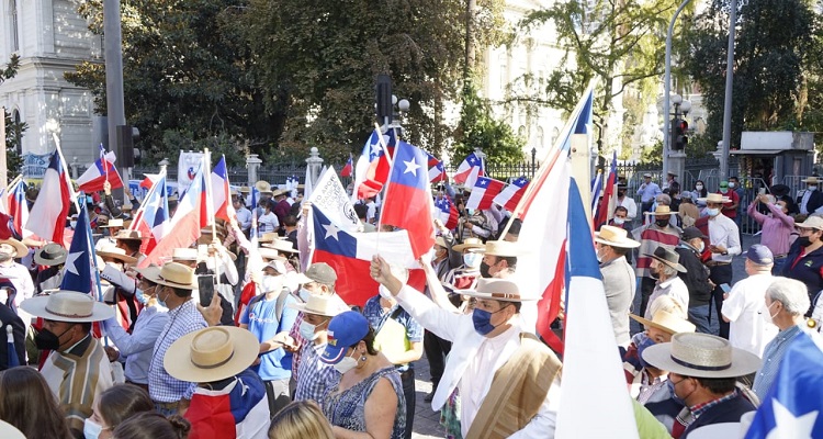 Caballoyrodeocl's tweet photo. Histórico y multitudinario Banderazo: El mundo huaso alzó la voz en la Convención Constitucional https://t.co/CO4fyIU53Q https://t.co/veId1UQNQA