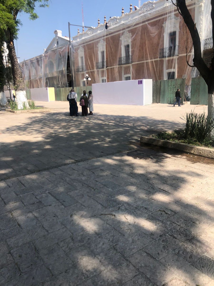 la_netza's tweet photo. En la cuna de la trata cubrieron sus paredes y murales, trataron de sembrar miedo y lo lograron, con agresiones físicas, verbales y más de mil policías intimidando… 

Solo les decimos: 
*No se va a caer, lo vamos a tirar*
FUIMOS TODAS. 

#8M 
#AmloMisogino https://t.co/gMKccobINk