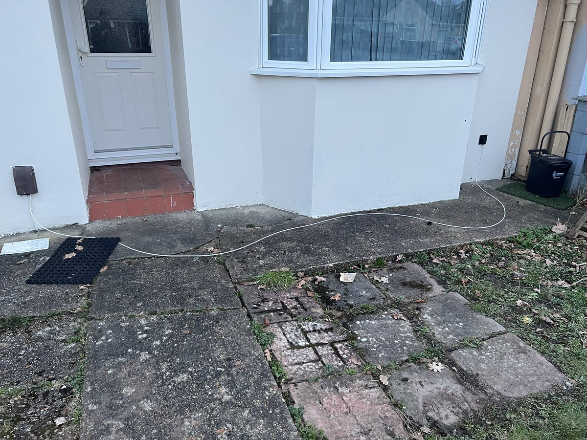 m22ngo's tweet photo. @virginmedia what kind of install is this?! Trip hazard at its finest. Please get in touch to get this sorted asap! https://t.co/PgUhezkF0q