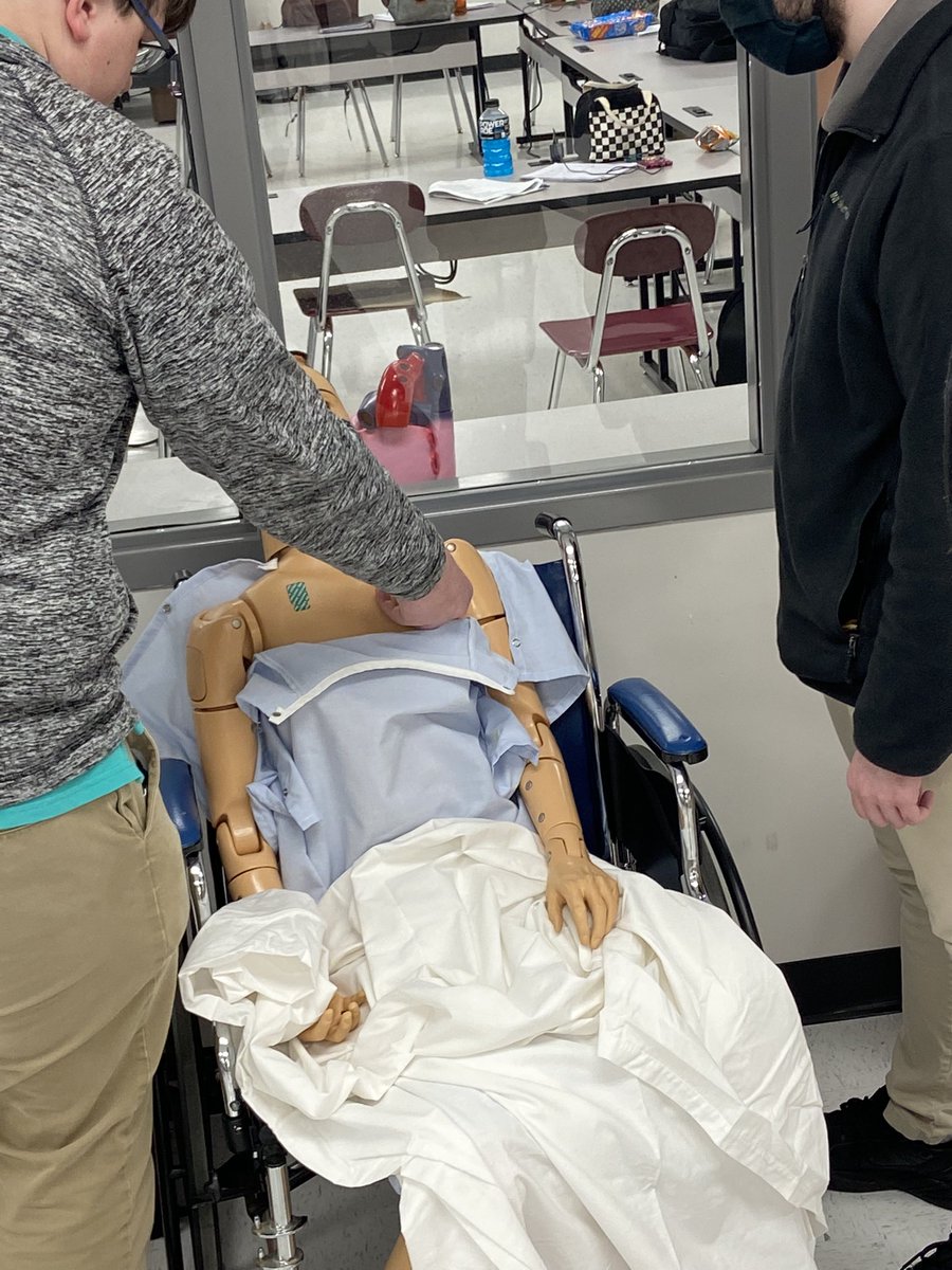 amygwatson18's tweet photo. Diagnostics and Cardivascular Studies got to practice EKG application today and they are excited to get to work on actual people!
#LearnOneDoOneTeachOne #ComingSoon #MilanCTE #MilanAwesome https://t.co/anitYlXjtv