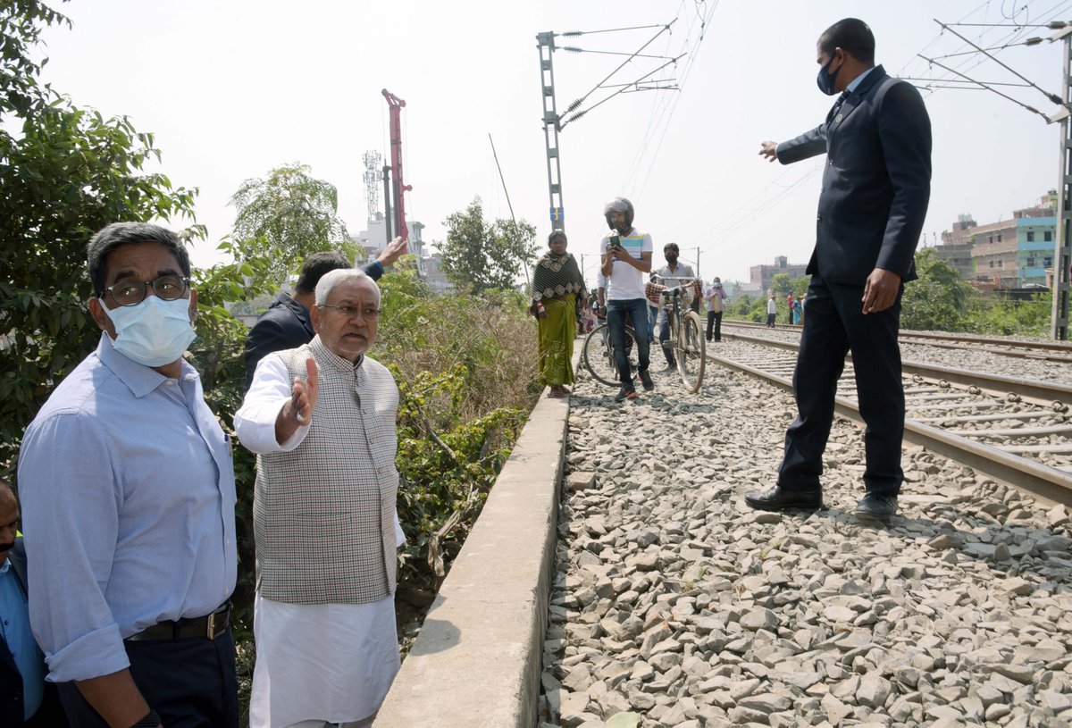 NitishKumar's tweet photo. सड़क मार्ग से भ्रमण कर विभिन्न निर्माणाधीन पथ परियोजनाओं के निरीक्षण के दौरान मीठापुर-महुली एलिवेटेड पथ,एन०एच०-83 (पटना-गया-डोभी सड़क),मसौढ़ी-पितमास-नौबतपुर मार्ग होते हुए दानापुर-बिहटा एलिवेटेड पथ निर्माण कार्य से संबंधित जानकारी ली और अधिकारियों को आवश्यक दिशा-निर्देश दिए।(1/2) https://t.co/hSOBmcS3Hc