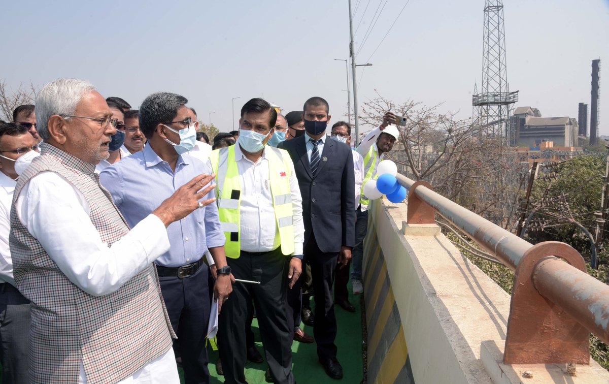 NitishKumar's tweet photo. सड़क मार्ग से भ्रमण कर विभिन्न निर्माणाधीन पथ परियोजनाओं के निरीक्षण के दौरान मीठापुर-महुली एलिवेटेड पथ,एन०एच०-83 (पटना-गया-डोभी सड़क),मसौढ़ी-पितमास-नौबतपुर मार्ग होते हुए दानापुर-बिहटा एलिवेटेड पथ निर्माण कार्य से संबंधित जानकारी ली और अधिकारियों को आवश्यक दिशा-निर्देश दिए।(1/2) https://t.co/hSOBmcS3Hc