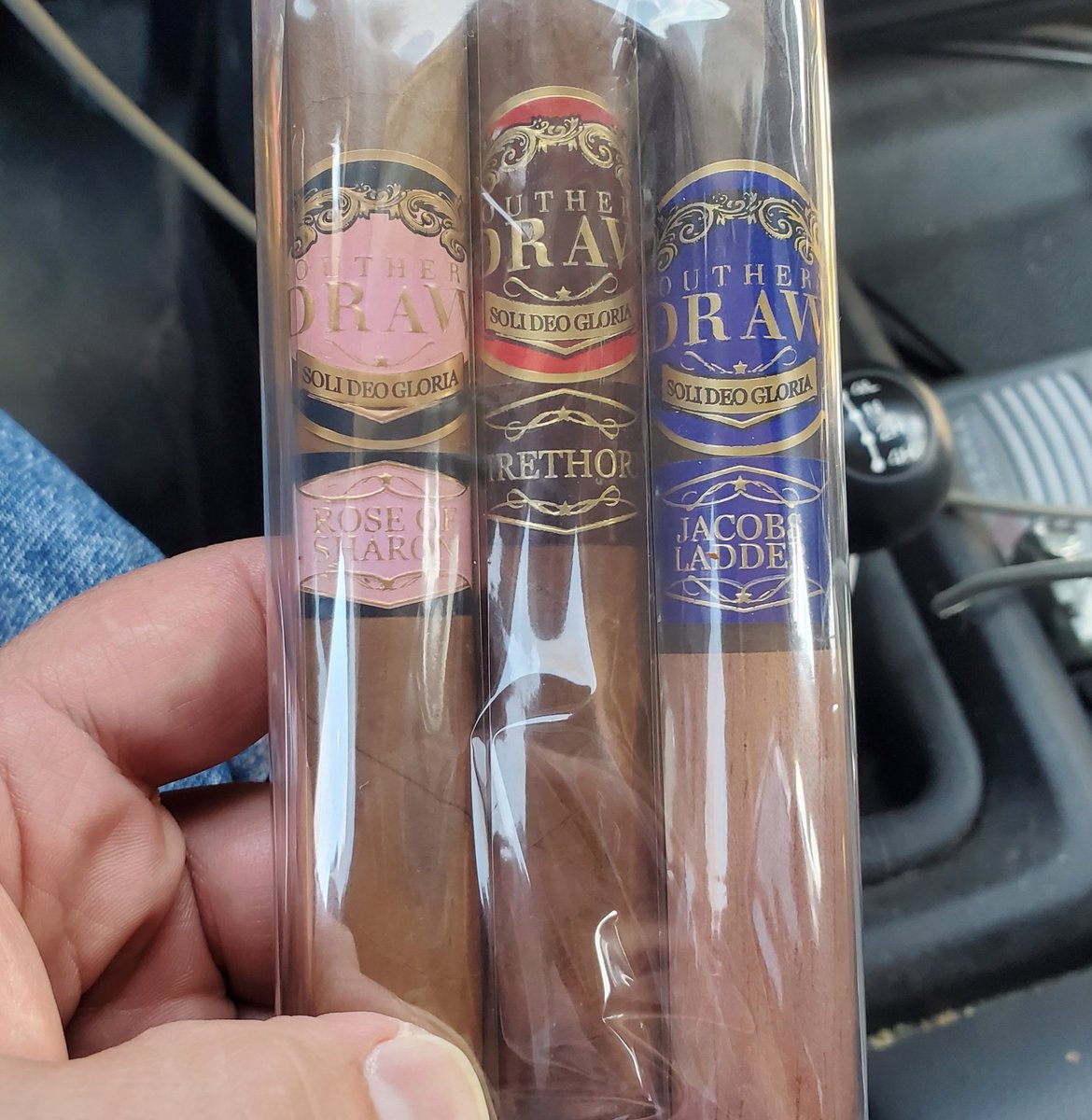 GuyEchols's tweet photo. Been anxiously wanting to give these sticks a burn while on vacation next week. I found them at a local shop and highly recommend you stopping in. I'll post a review later. @sdcigars @Cigars_Daily #LeafandBarrel #roseofsharon #firethorne #jacobsladder https://t.co/zkbbtwgoEq