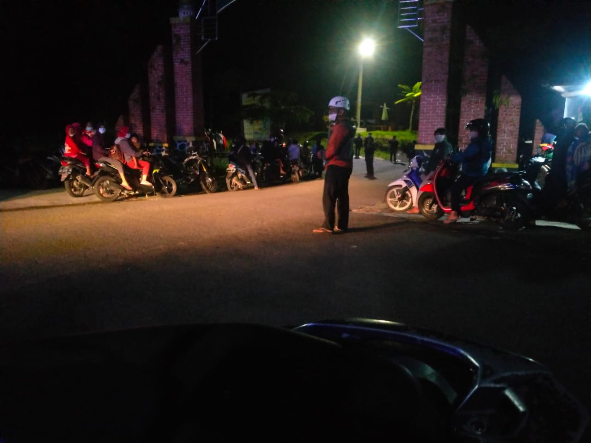 Kamis, 10 maret 2022 untuk warga Kalitengah lor  sebagian sudah standby di lapangan stiper. 

Salam siaga Selalu jaga kewaspadaan &amp; kondisi tentunya. 🙏✊⛑️