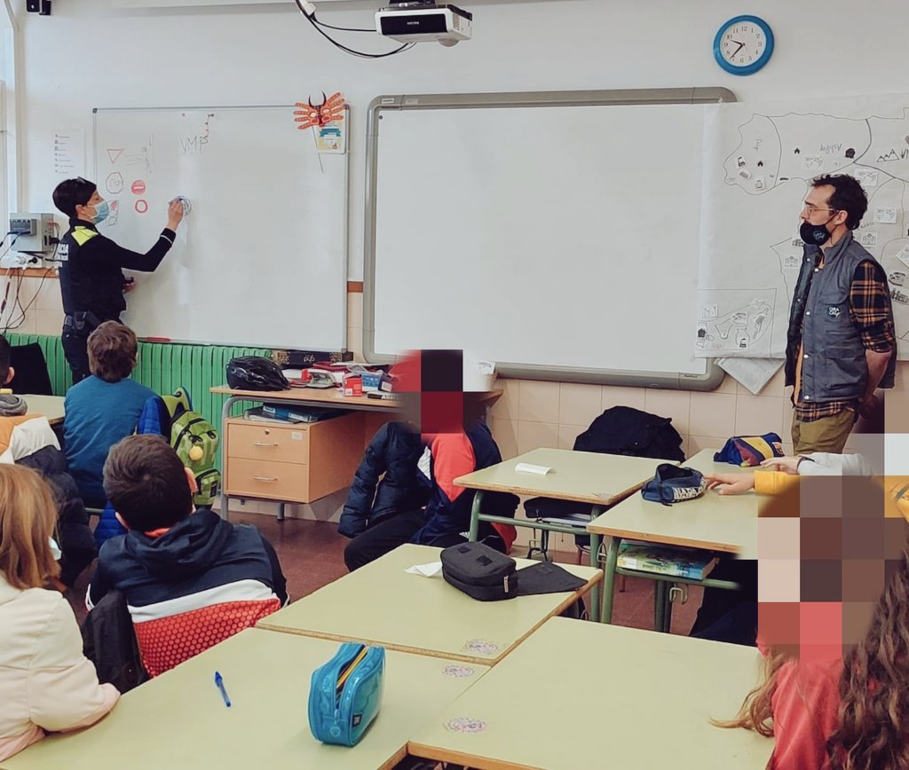 Giracatcat's tweet photo. Divendres passat vam col·laborar amb la policia de Sentmenat @PLSentmenat a les classes teòriques de la campanya de #seguretatvial
Ens va encantar l'experiència i tenim moltes ganes de seguir ensenyant!
#SeguridadVial #vmp #monocicleselectrics #formacióescoles #sentmenant https://t.co/V1dmShKxZS