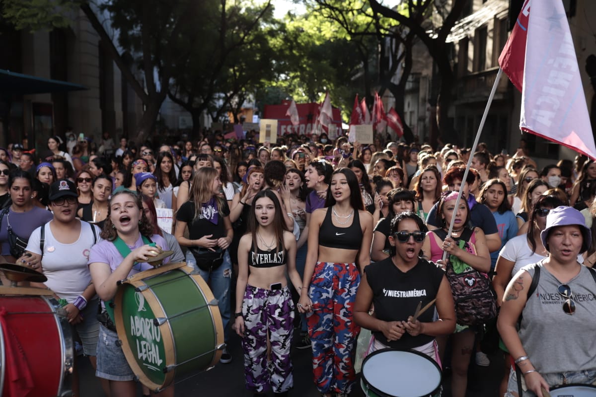 unidadpopularsf's tweet photo. 💪🏽 Compañeras y compañeres coparon las calles de #Rosario en el marco de un #8M imponente.
🟣 ¡Seguimos construyendo feminismo popular! ¡Nos nos paran más!
#NosParamos #8Marzo2022 https://t.co/f4MYKMJleg