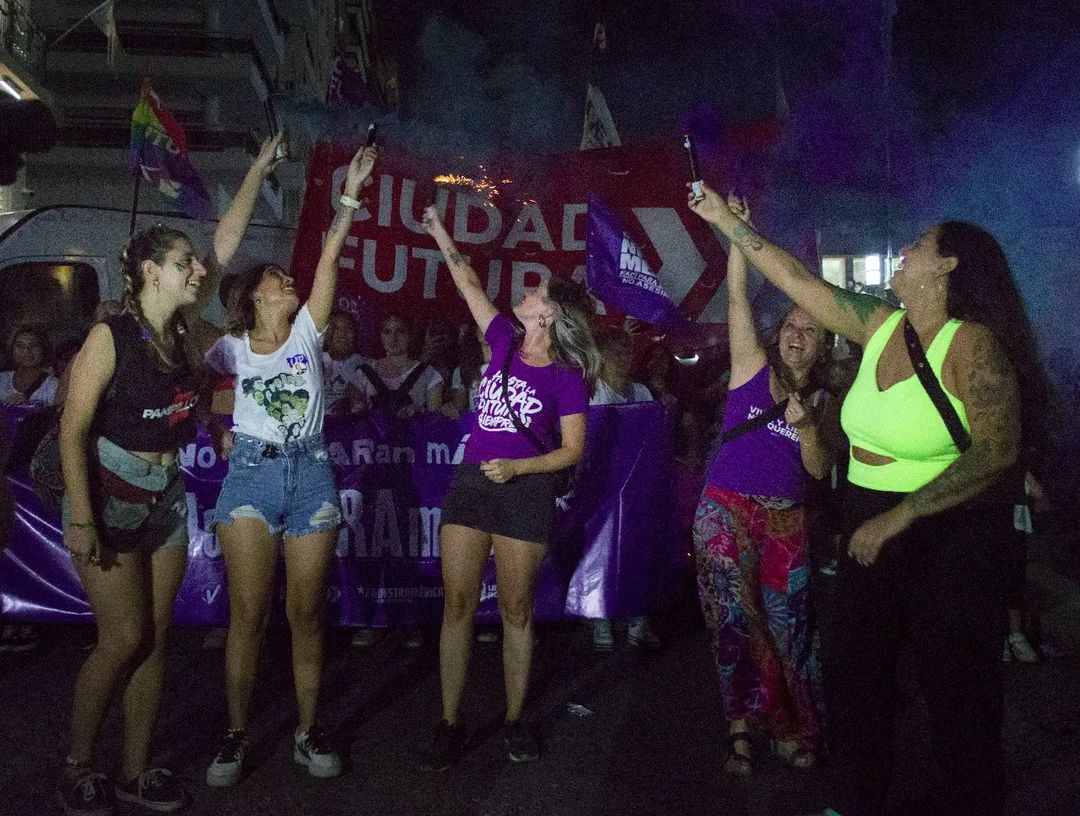 unidadpopularsf's tweet photo. 💪🏽 Compañeras y compañeres coparon las calles de #Rosario en el marco de un #8M imponente.
🟣 ¡Seguimos construyendo feminismo popular! ¡Nos nos paran más!
#NosParamos #8Marzo2022 https://t.co/f4MYKMJleg