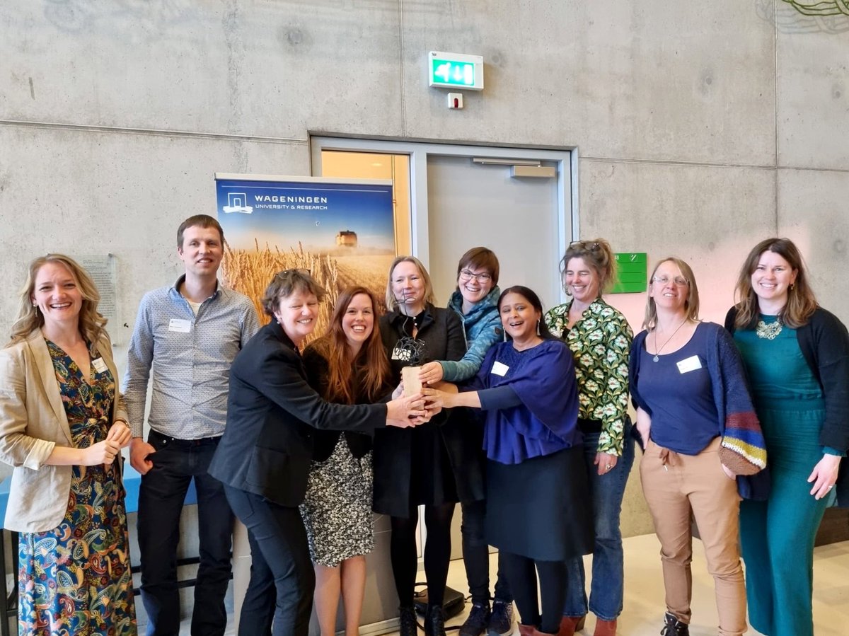Honored to receive this @WUR award for our #TransformativeResearch PhD course, due to all participants & teachers who showed up full of humility, wisdom & humanity. Thanks for showing me how truly questioning our own research-->impact narratives can lead to connection & hope💜🧵