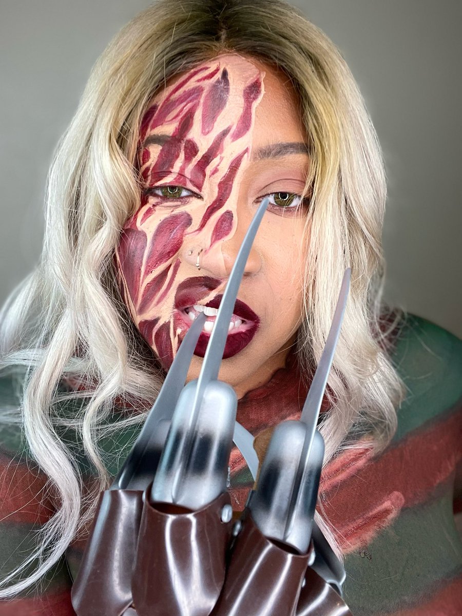 SlayReport's tweet image. 1, 2 Ellie’s Coming for you 🔪 
Full list on IG: thegirlwiththeprincetattoo 
@tatcha Liquid Silk
@onesize BBB Cream
@fentybeauty
@MakeupByMario Master Mattes 
@ABHcosmetics 
@maccosmetics
@mehronmakeup Paradise Paints
@MeltCosmetics
#chicagomuas 
#chicagomua
#blackmua 
#sfxmua