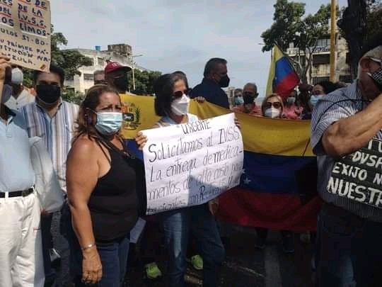 RicardoAdrianD's tweet photo. #Carabobo Pensionados en la lucha justa por una pensión que permita vivir con dignidad #Art91 #SalarioIgualCanastaBasica https://t.co/7iGRwfcXjO