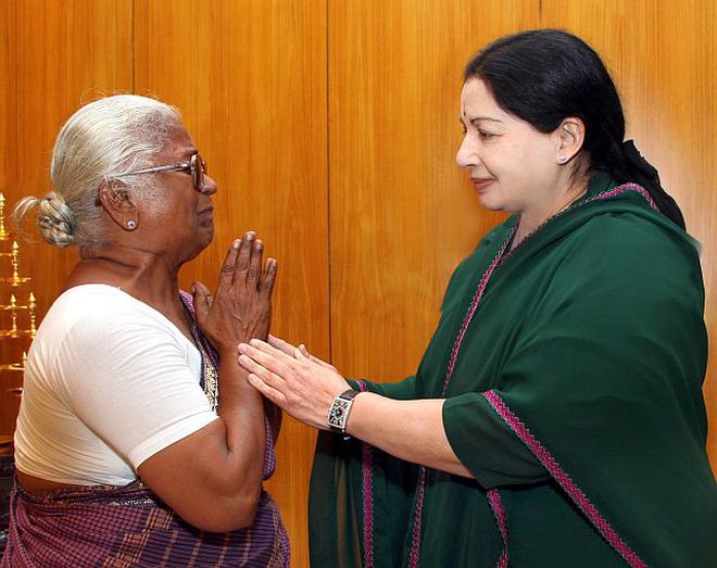 ஜெயலலிதா நினைச்சுருந்தா எப்பவோ பேரறிவாளன் வெளியே வந்திருப்பார்

ஸ்டாலினால் செய்ய  முடிவது இரும்பு மங்கைன்னு சொல்லப்பட்ட ஜெயலலிதாவால முடியாதா

அற்புதம் அம்மாளை நம்ப வச்சு எழுவர் விடுதலையை தேர்தல் ஆதாயத்துக்கு பயன்படுத்தியதைத் தவிர 

வேறு ஒரு ஆணியும் ஜெயா புடுங்கலேன்றது தான் உண்மை