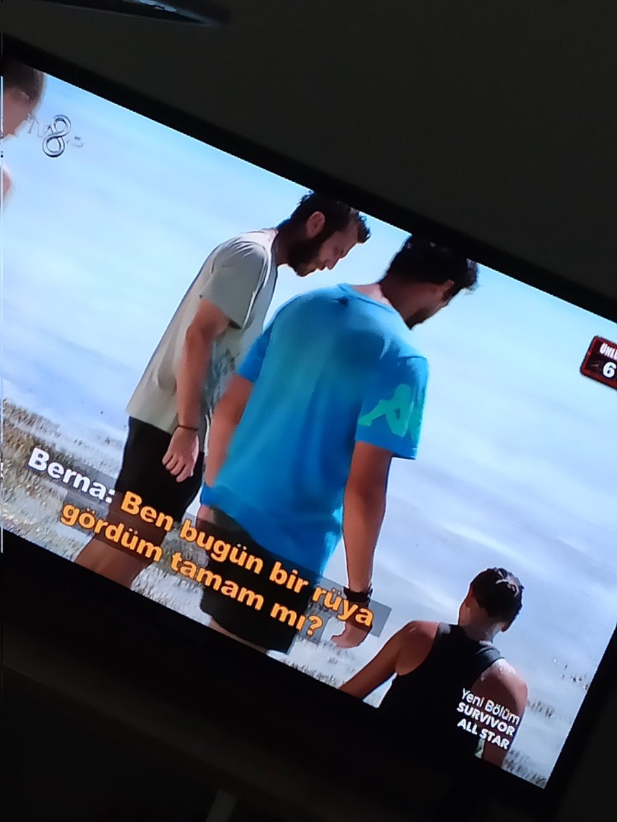 va_vey_la's tweet photo. Bu kız harbi rahatsız yaa yapamıyor millete sarıyor #SurvivorAllStar2020 https://t.co/sNCQ3AfPeY