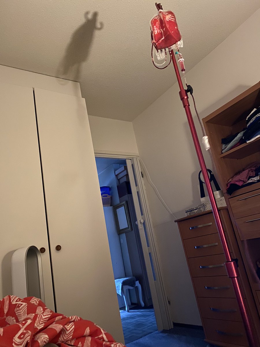 Ollut taas kamalia päiviä. Kyllä ihmistä koetellaan. Eka tankkaus tänään.Kuumehorkkaa, hemoglobiini oli eilen 60, IBS-kivut, vähän väliä verta. Jos joku olisi joskus kertonut, että luukipu on pahinta olisin ihmetellyt miten mahdollista. Minulla jokaista luuta särkee, ihan hullua.