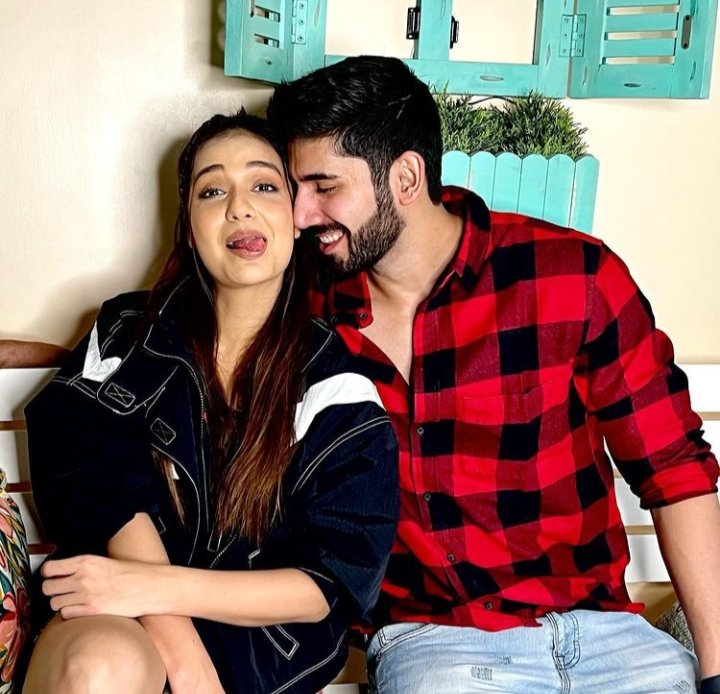 TheJyotiJaiswal's tweet photo. फॉरएवर कुछ भी नहीं होता है... निशान मगर रह जाते हैं...
#divyaagarwal #varunsood #DivyaVarun #VarunDivya https://t.co/l1SuTPyFc9