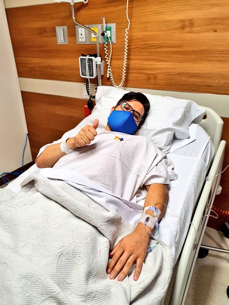 Fiiko's tweet photo. Si se pudo chaves, byes a esta pesadilla!!! Los cirujanos y anestesiologos son la onda, te dan una paz y calma, hasta me pusieron a @shakira en el quirofano y dolió menos jeje los TQM, Diosito me los cuide 🥺❤ https://t.co/PriimhlpS7