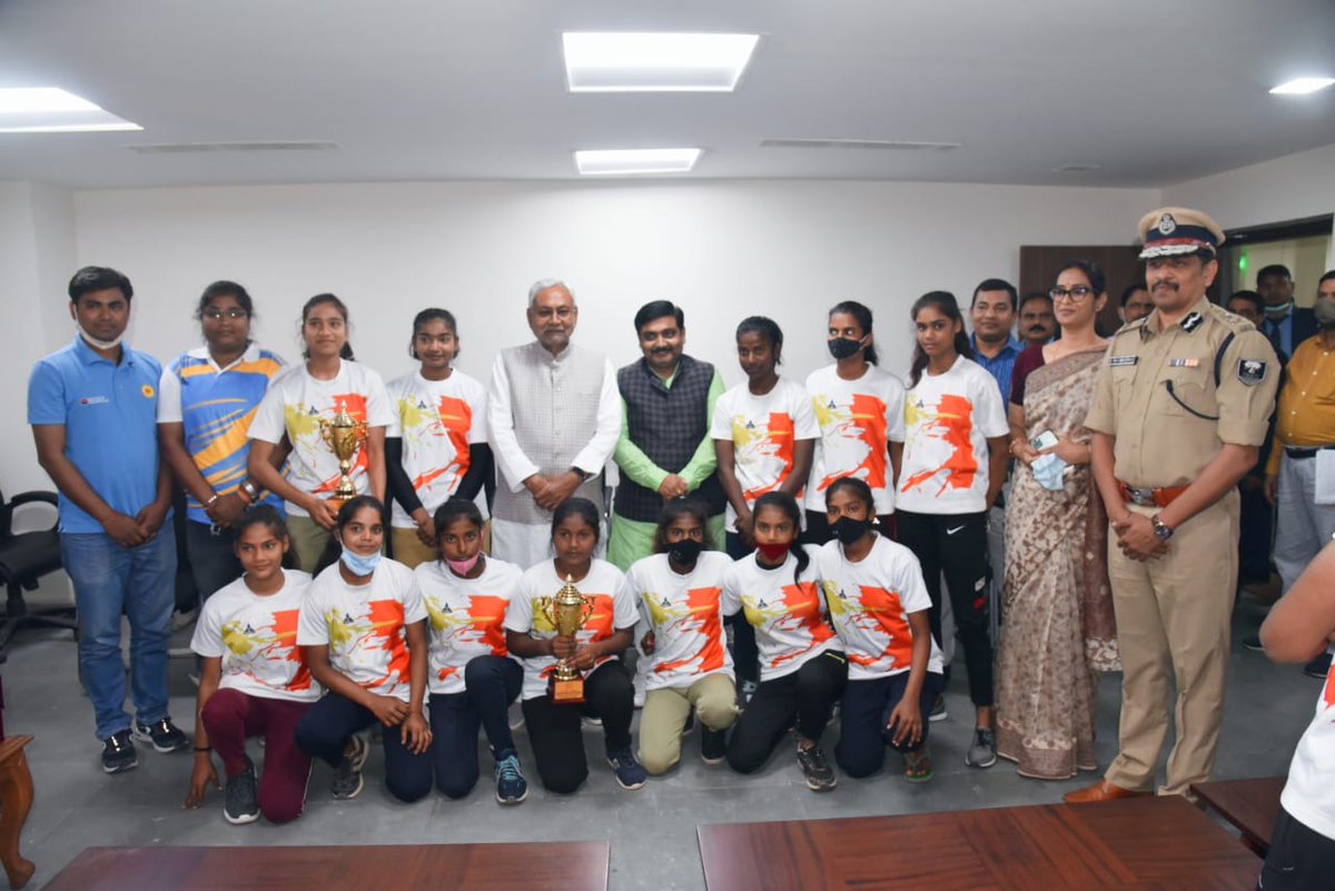 NitishKumar's tweet photo. राष्ट्रीय सब जूनियर (अंडर-14 बालक-बालिका) प्रतियोगिता में बिहार रग्बी दल का शानदार प्रदर्शन प्रशंसनीय है। बालिका एवं बालक दोनों वर्गों में प्रथम स्थान प्राप्त करने पर चैम्पियन टीमों को सम्मानित किया। https://t.co/7dFRZUyWjZ