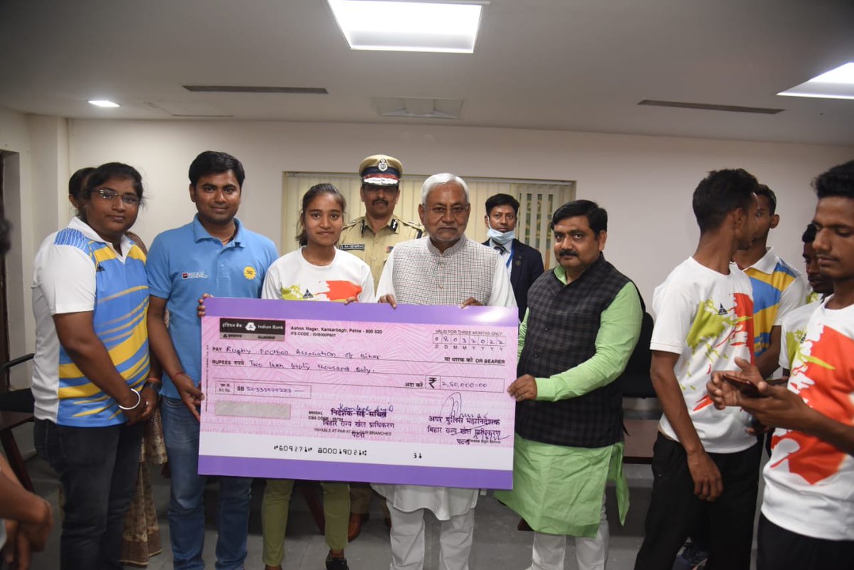 NitishKumar's tweet photo. राष्ट्रीय सब जूनियर (अंडर-14 बालक-बालिका) प्रतियोगिता में बिहार रग्बी दल का शानदार प्रदर्शन प्रशंसनीय है। बालिका एवं बालक दोनों वर्गों में प्रथम स्थान प्राप्त करने पर चैम्पियन टीमों को सम्मानित किया। https://t.co/7dFRZUyWjZ