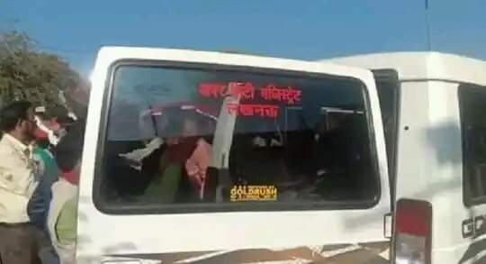लखनऊ के रमाबाई मैदान में ईवीएम स्ट्रांग रूम में अपर जिला मेजिस्ट्रेट की गाड़ी ने घुसने का प्रयास किया, जिसपर पहरा दे रहे समाजवादियों को शंका हुई उन्होंने गाड़ी को रोका .... तलाशी ली तो गाड़ी में से ओजार प्लास, हथौड़ी, छेनी, और ईवीएम सील भी बरामद हुई,